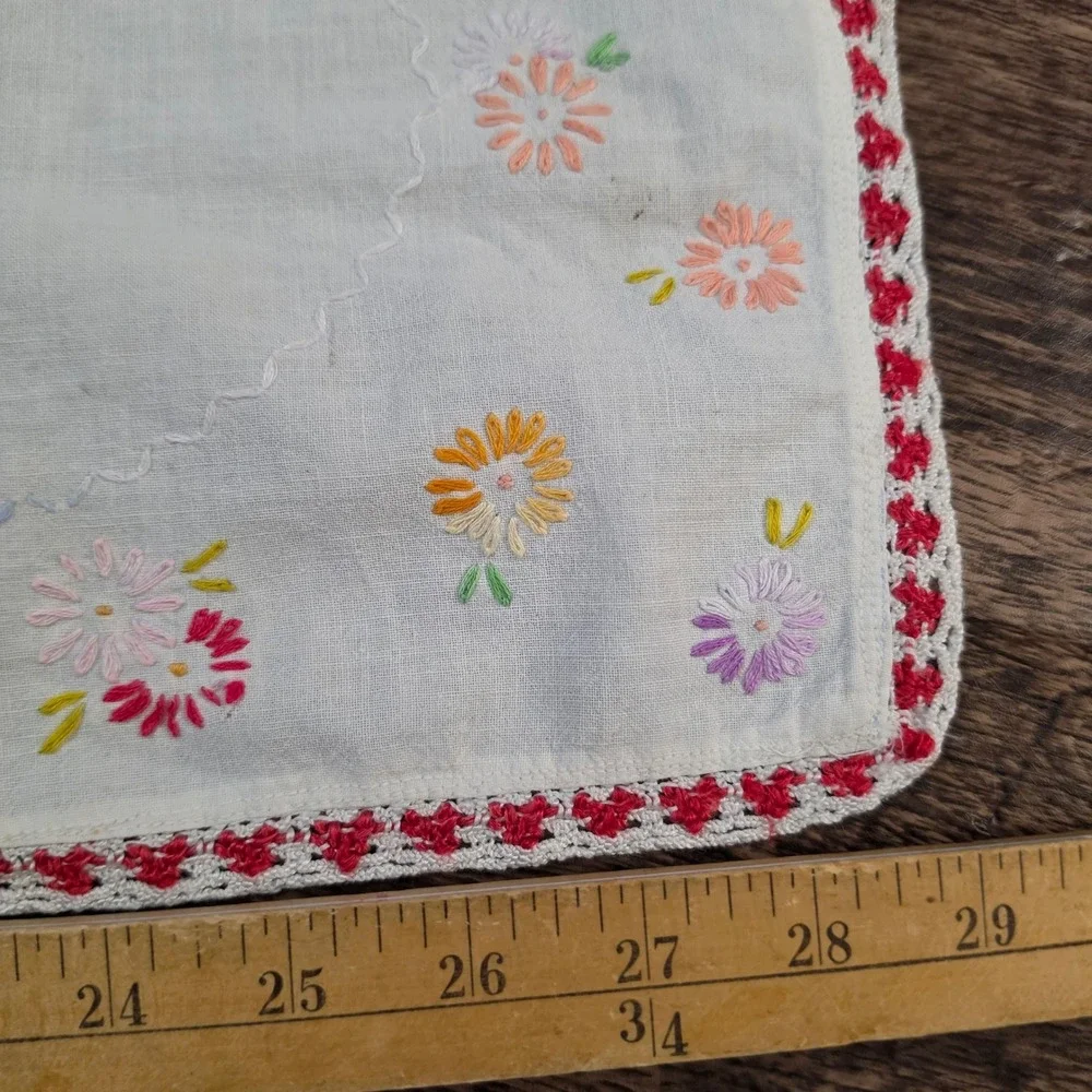 VINTAGE Table Runner Unisex OS White Embroidered Floral Crochet Trim
